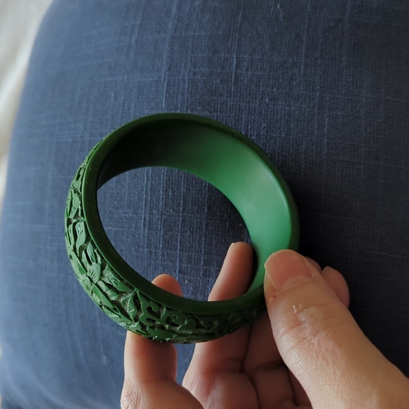 Vintage Forrest Green Faux Carved Asian Floral Cinnabar Bangle Maiden Size - Picture 6 of 8